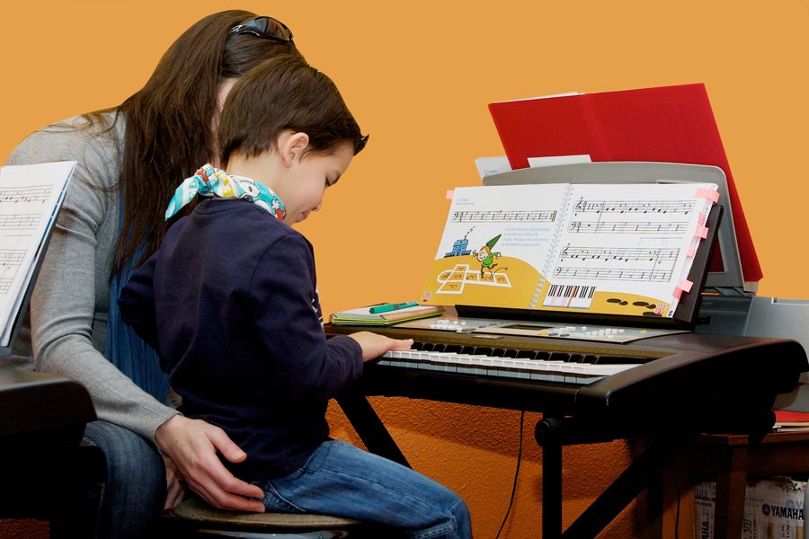 Aprendiendo a tocar el piano en clase